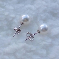 white pearl earrings 