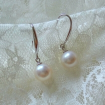 round pearl earring